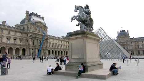 Large-square-in-front-of-the-Louvre-museum-with-a-statue-of-a-knight-riding-a-horse,-in-Paris,-France