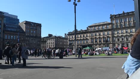 Timelapse-of-people-in-George-Square