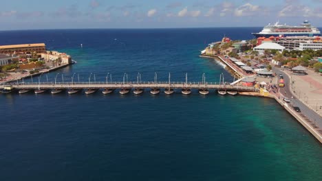 Die-Schwimmende-Königin-Emma-Brücke-Ist-Eine-Pontonbrücke-über-Die-Bucht-Von-Sint-Anna