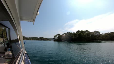 Paseo-En-Croacia-Del-Parque-Nacional-Mljet-Con-Un-Pequeño-Ferry-Sobre-Uno-De-Los-Lagos-De-La-Isla-En-El-Soleado-Día-De-Verano