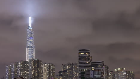 Lapso-Nocturno-Del-Emblemático-Edificio-81-Y-El-Paisaje-De-La-Ciudad-Circundante,-Incluido-El-Desarrollo-Del-Parque-Central-De-Vinhomes-Y-El-Jardín-De-La-Ciudad-En-El-Distrito-De-Binh-Thanh,-Ciudad-De-Ho-Chi-Minh,-Vietnam