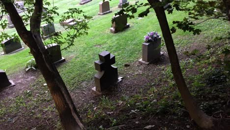 Lápida-Negra-En-Blanco-En-El-Cementerio,-ángulo-Alto,-Cementerio-Prospectivo
