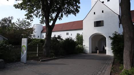 Ingolstadt,-Parte-Inferior-De-Taschenturm-Con-Gente-Pasando,-Baviera,-Alemania