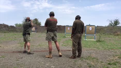 Práctica-De-Tiro-Con-Rifle-Grande-Para-Guías-De-Guardabosques-En-Madikwe,-África-Del-Sur