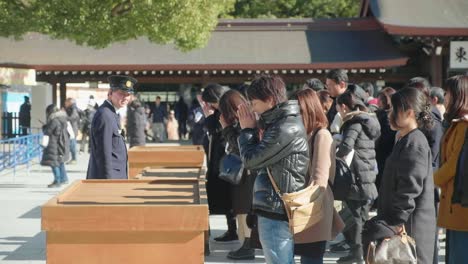 Japoneses-Rezando-En-El-Santuario-Meiji-Jing-En-El-Parque-Yoyogi-En-Shibuya,-Tokio,-Japón