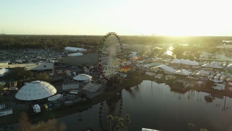 Luftaufnahme-Des-Riesenrads-Auf-Der-Florida-State-Fair-Bei-Sonnenuntergang-Mit-Der-Skyline-Von-Tampa-In-Weiter-Ferne