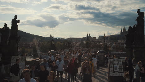 Touristen,-Die-Auf-Der-Karlsbrücke-In-Der-Altstadt-Von-Prag,-Tschechische-Republik,-Spazieren