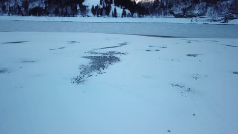 Lago-Helado-Rodeado-De-Nieve,-Paisaje-Invernal-En-Los-Alpes-Suizos,-Antena