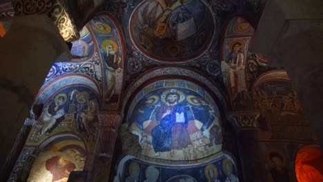 Frescos-Bizantinos-Dentro-De-La-Iglesia-Oscura-En-El-Museo-Al-Aire-Libre-De-Goreme-Turquía