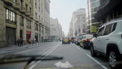 Conducir-En-El-Tráfico-Del-Centro-De-La-Ciudad-De-Barcelona-En-Un-Día-Soleado-Durante-El-Verano