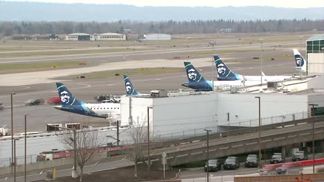 Landebahn-Des-Flughafens-Portland-Mit-Flugzeugen-Der-Alaskischen-Fluggesellschaft-Im-Zeitraffer