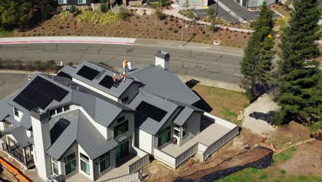 Installateure-Tragen-Und-Platzieren-Sonnenkollektoren-Auf-Dem-Dach-Des-Hauses