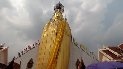 Budismo:-Estatua-Dorada-De-Buda-Con-El-Cielo-De-Fondo