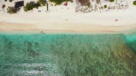 Paradiesischer-Exotischer-Strand-Mit-Weißem-Sand,-Top-Reiseziel-Für-Familienurlaub,-Ruhiges,-Klares-Wasser-Der-Türkisfarbenen-Lagune,-Das-Das-Sonnenlicht-In-Der-Dominikanischen-Republik-Reflektiert