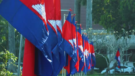 Mehrere-Kambodschanische-Flaggen-Schwanken-Hintereinander-Im-Wind