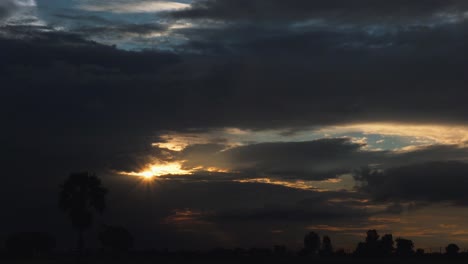 Die-Sonne-Scheint-Durch-Die-Wolken-Und-Verbreitet-Bei-Sonnenuntergang-Lichtstrahlen