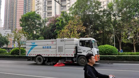 Stadtstraßen-Sanitärfahrzeug-LKW-In-Den-Straßen-Der-Stadt-Guangzhou,-Guangdong,-China