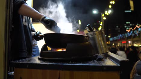 El-Chef-Tira-La-Comida-Para-Cocinar-En-Una-Sartén-Grande