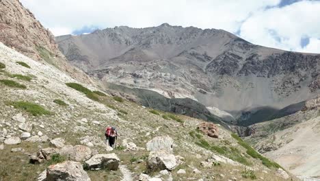 Senderismo-En-Las-Hermosas-Montañas-Alay-En-La-Región-De-Osh-De-Kirguistán