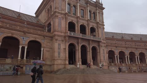 Kippen-Sie-Nach-Unten,-Wahrzeichen-Plaza-De-Espana-Hauptgebäude-In-Sevilla,-Spanien-An-Einem-Regnerischen-Tag