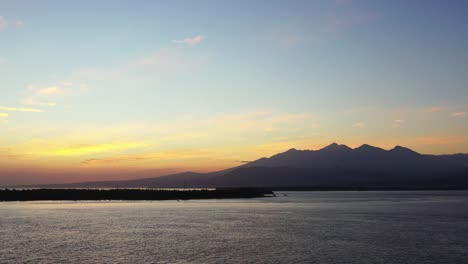 Farbenfroher,-Heller-Himmel-Nach-Sonnenuntergang-Mit-Gelben-Wolken-über-Der-Silhouette-Der-Berge-Auf-Einer-Tropischen-Insel,-Umgeben-Vom-Meer-In-Malaysia