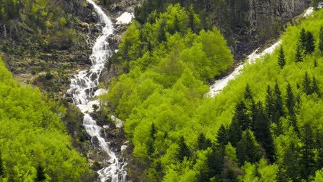 Hohe-Wasserfälle,-Die-Schroffe-Berghänge-Hinabstürzen