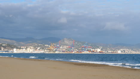 Málaga-Vista-Desde-La-Playa-En-Un-Día-Soleado.-Estático