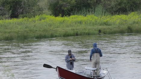 Dos-Hombres-Pescando-En-Un-Bote-Pequeño-En-El-Río-Snake,-Idaho