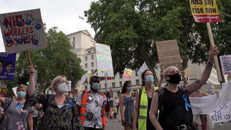 Hunderte-Von-Mitarbeitern-Des-Nationalen-Gesundheitsdienstes-Und-Schlüsselkräften-Versammeln-Sich-Vor-Der-Downing-Street-In-Whitehall,-Halten-Verschiedene-Plakate-In-Der-Hand-Und-Rufen-Sprechchöre-Zum-Protest-Gegen-Soziale-Distanzierung-Gegen-Lohngerechtigkeit