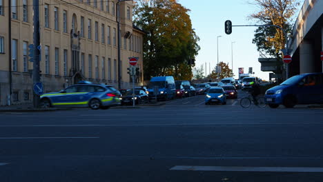 Streifenwagen-Der-Polizei-Mit-Blaulicht-Und-Sirene-überquert-Straßenkreuzung