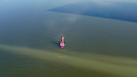 Person-paddle-boarding-in-Tempe-Town-Lake-reservoir,-aerial-pan-view