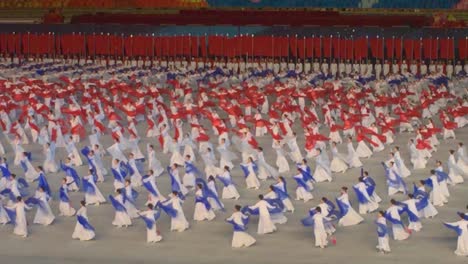 Tänzer-Führen-Bei-Massenspielen-Eine-Choreografierte-Routine-Auf