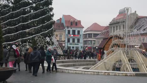 Brasov,-Rumänien---Dezember:-Hauptplatz-Geschmückt-Mit-Weihnachtsbaum-Und-Lichtern-Und-Touristen-überall