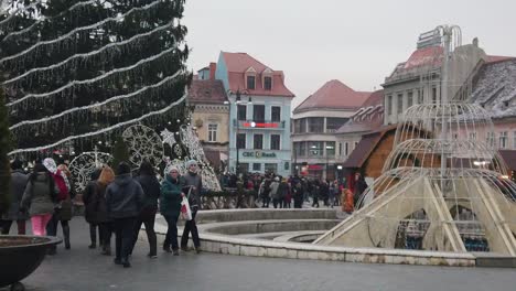 Brasov,-Rumania---Diciembre:-Plaza-Principal-Adornada-Con-árboles-De-Navidad-Y-Luces-Y-Turistas-Por-Todo-El-Lugar