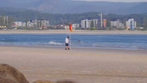 Rettungsschwimmer-Hisst-Eine-Warnflagge-Am-Strandufer-–-Surfen-An-Snapper-Rocks-In-Der-Nähe-Der-Rainbow-Bay-–-Coolangatta,-Gold-Coast,-Queensland,-Australien-–-Covid-19