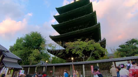Touristen-Stehen-Auf-Der-Yasaka-Straße-Und-Besichtigen-Die-Yasaka-Nein-Pagode-In-Kyoto