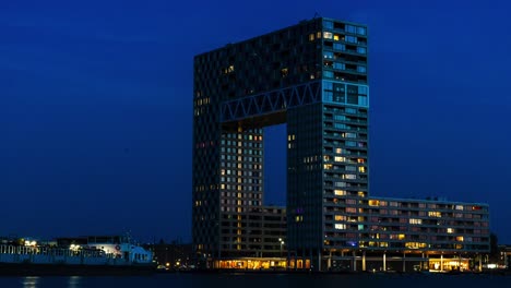 Un-Amplio-Lapso-De-Tiempo-De-Día-A-Noche-Del-Exterior-Del-Edificio-Pontsteiger-En-Amsterdam-Durante-La-Puesta-De-Sol-En-Un-Día-Soleado