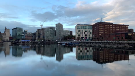 Die-Skyline-Der-Stadt-Liverpool-Spiegelt-Sich-Im-Dockwasser