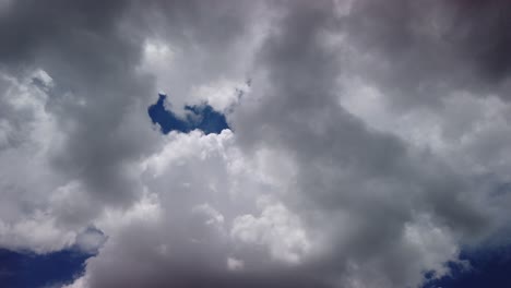 Dramatische-Gewitterwolken-Am-Himmel,-Die-Sich-Schnell-Von-Rechts-Nach-Links-Bewegen