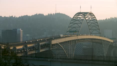 Sonnenuntergang-Zeitraffer-Des-Verkehrs,-Der-Auf-Der-Interstate-Bridge-Nach-Portland,-Oregon,-Ein--Und-Ausfährt