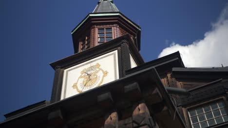 Nahaufnahme-Des-Glockenturms-Der-Gedenkkirche-Des-Heiligen-Geistes-In-Javorca,-Die-Den-Gefallenen-Truppen-Des-Ersten-Weltkriegs-Gewidmet-Ist