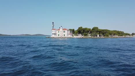 Faro-De-Cabo-Jadrija-En-El-Canal-De-San-Antonio-En-Sibenik,-Croacia