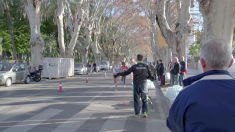Die-Marathonmitarbeiter-Bieten-Den-Läufern-Des-Zürcher-Marathons-Malaga-Isotonische-Getränke-An