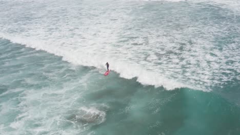 Luftaufnahme-Eines-Surfers-An-Bord-Und-Wellen-Des-Pazifischen-Ozeans-Nahe-Der-Küste-Von-Acapulco,-Mexiko
