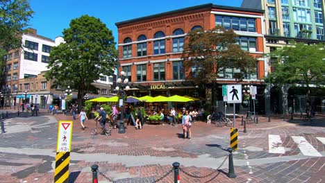 Gente-Caminando-Y-Conduciendo-Una-Bicicleta-En-La-Zona-Peatonal-De-Seattle-En-Un-Día-Soleado