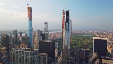 Construcción-De-Rascacielos-Sobre-Manhattan,-Nyc,-Central-Park-En-El-Fondo