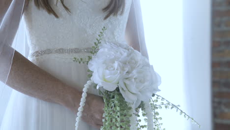 Novia-Con-Vestido-Blanco-En-La-Boda-Tiene-Ramo-De-Flores