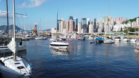 Boats-anchored-at-Causeway-bay-typhoon-shelter,-located-by-the-famous-Jardine-noonday-Gun