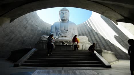 Japaner-Gehen-Zur-Buddha-Statue-Und-Beten