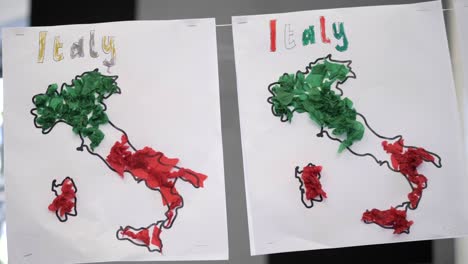 Dekorative-Studentenkarten-Von-Italien,-Die-In-Einem-Klassenzimmer-Hängen
